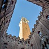 Foto: Vista Dal Cortile del Palazzo Pubblico - Torre del Mangia - sec. XIV (Siena) - 13